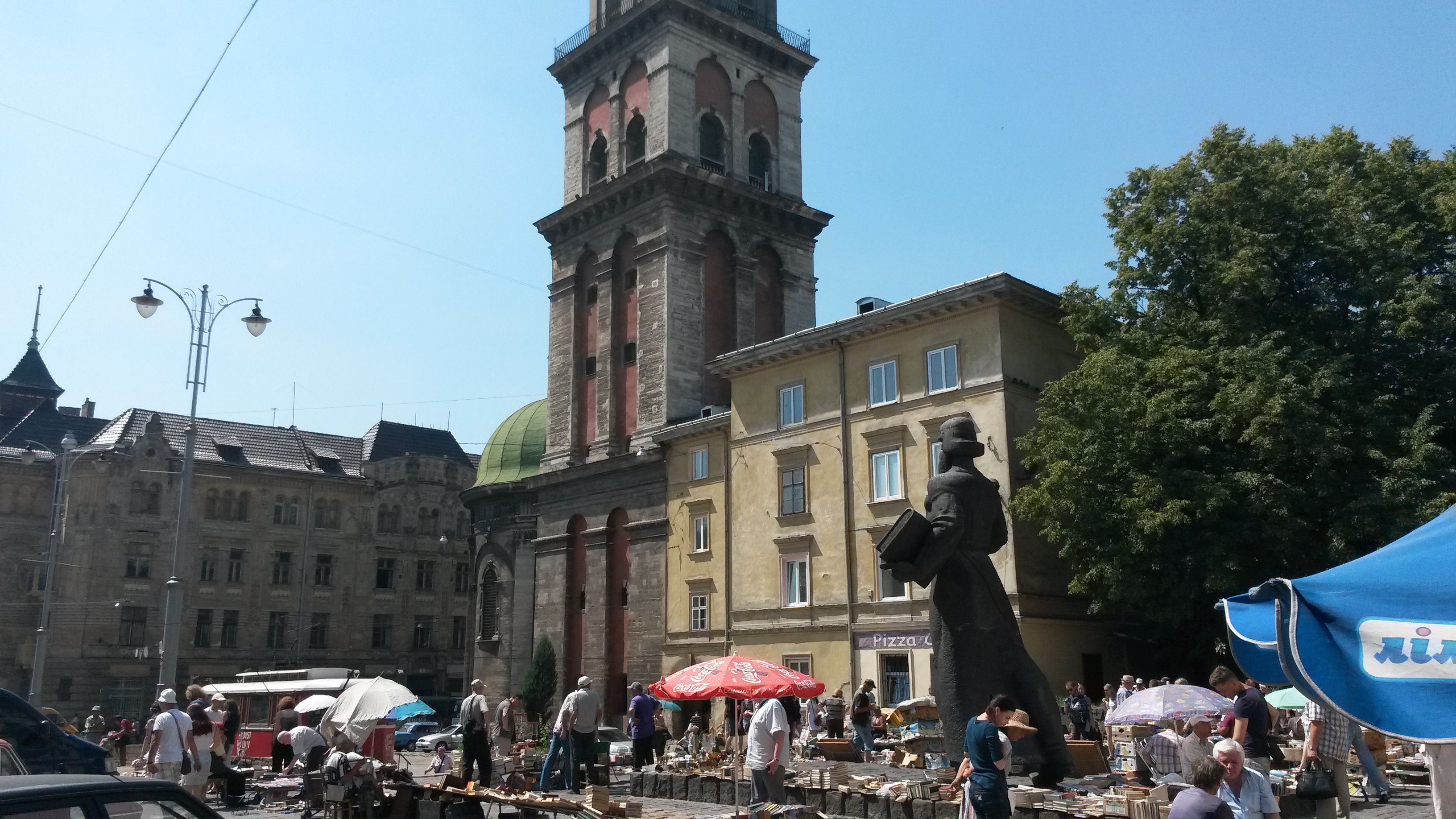 Arsenal'in hemen yanındaki küçük meydan, Lviv