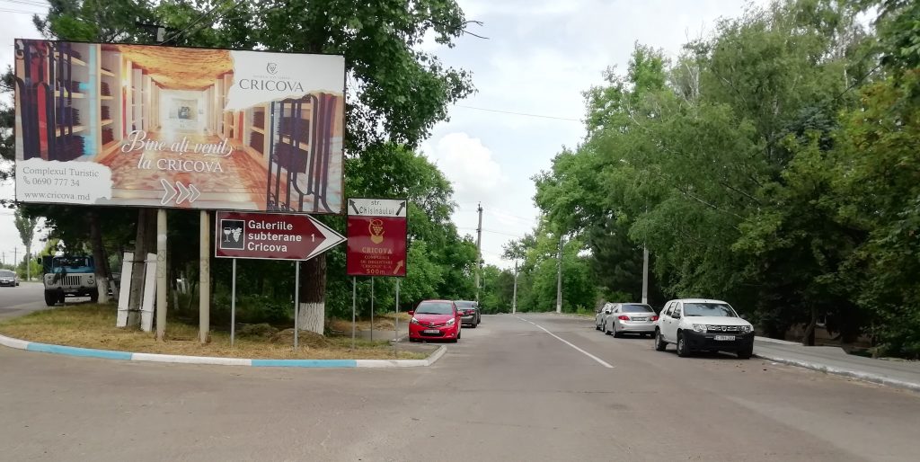 Cricova mahzenlerine giden yol ayrımı