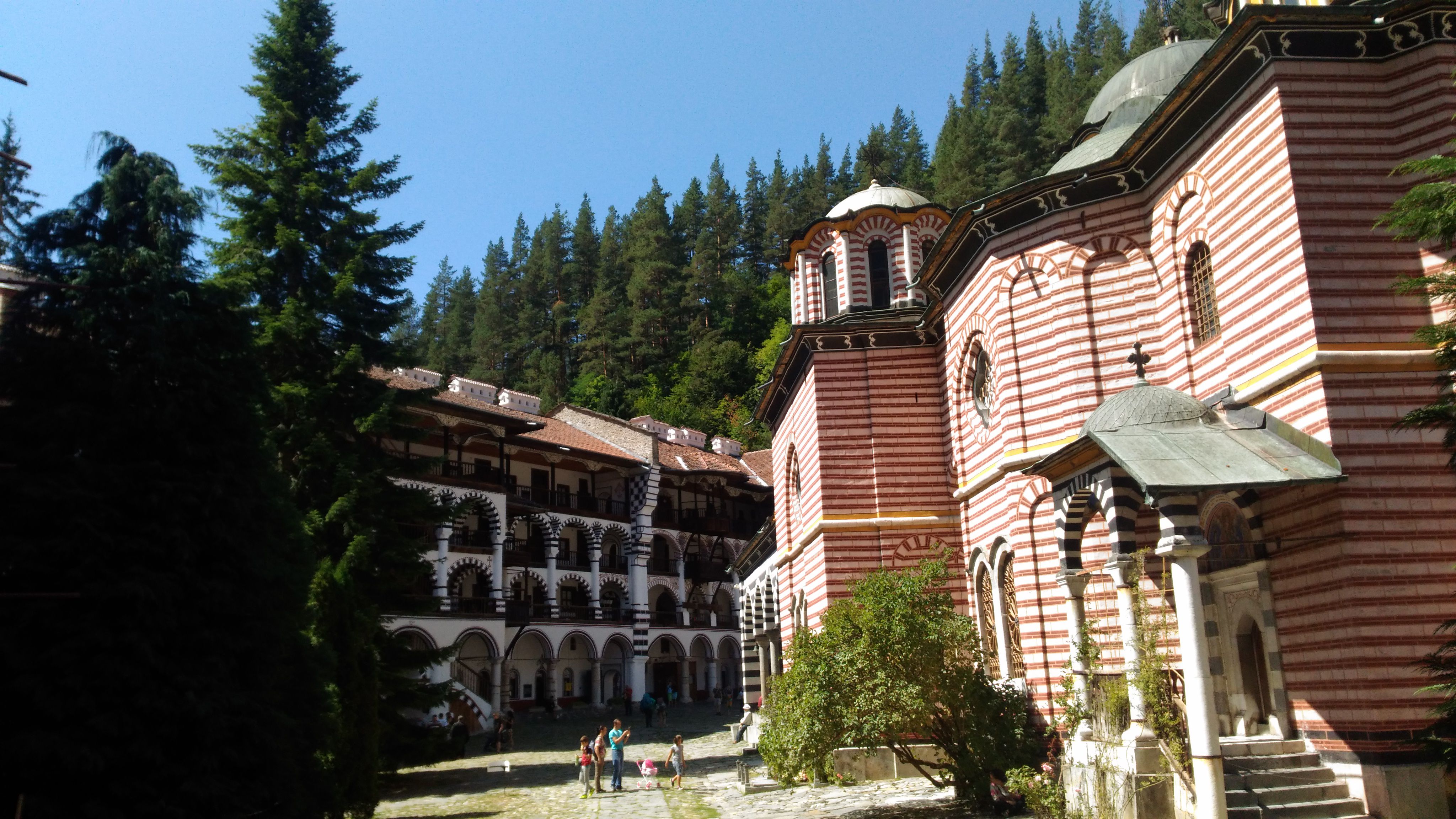 Rilski Manastırı Bahçesi